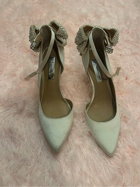 INC International Concepts Ivory Pointed-Toe Pearl Bow Heels
